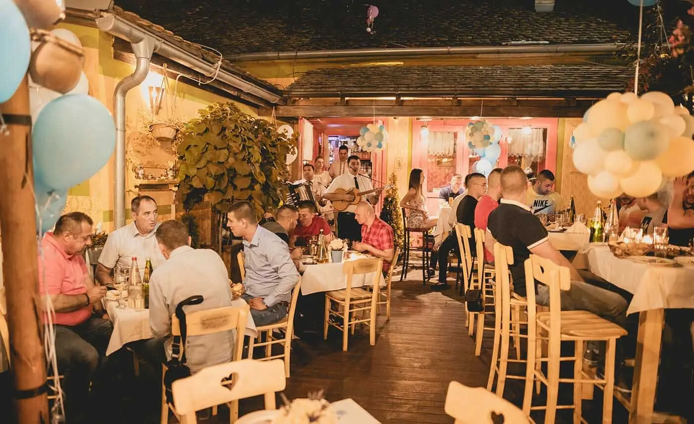 Gosti za stolom u Lazinom Salašu tokom proslave